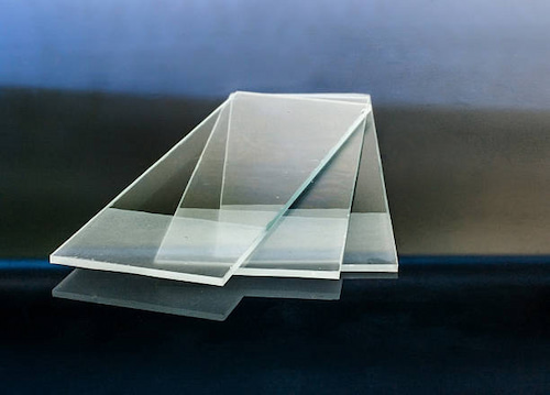 شیشه شفاف با سطح صیقلی و عبور نور